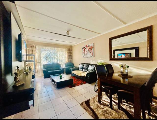 2 BEDROOM APARTMENT FOR SALE IN VANDERBIJLPARK CW 2